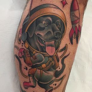 Tatuaje de un perrito de un astronauta rad hecho por Alvaro Alonso.  #AlvaroAlonso #NeoTraditional #animaltattoo #MalibuTattooSpain #astronaut #dog #lab