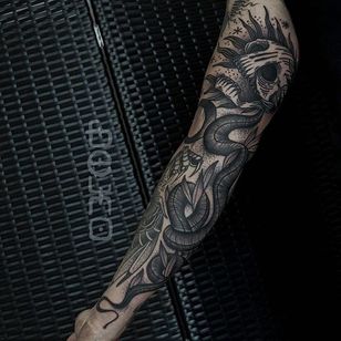 Tatuaje de calavera de serpiente por Belmir Huskic #traditional #traditional tattoo #darktraditional #darktattoos #oldschool #darkartists #BelmirHuskic