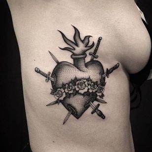 Tatuaje de corazón con fuego y cuchillos por @nolc #Sacredheart #SacredHeartTattoo #BlackworkSacredheart #BlackworkTattoos #BlackworkTattoo #Blackwork #knife #heart #fire #roses