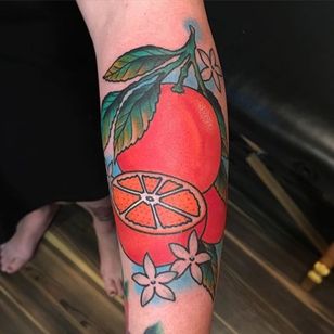 Tatuaje de flor naranja y naranja brillante de John Snider.  #naranja # cítricos #fruta #tradicional #flor de naranja #JohnSnider