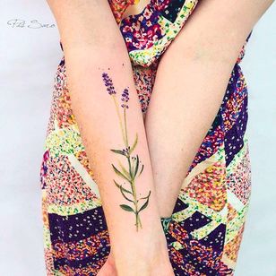 Hermoso tatuaje de tallo de flor minimalista de Pis Saro @Pissaro_tattoo #PisSaro #PisSaroTattoo #Nature #Watercolor #Naturtattoo #Watercolortattoo #Botanical #Botanicaltattoo #Crimea #Russia