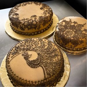 Delightful Henna/Mendhi Tattoo-inspired Cakes by Aurora and Misty Rowan #Henna #Mendhi #CakeDesign #CakeArt #AuroraRowan #MistyRowan