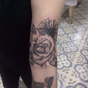 Flores por Felipe Cruz! #FelipeCruz #felipecruzztattoo #tatuadoresbrasileiros #rose #Rosa #sunflower #girassol #rosatattoo #rosetattoo #sunflowertattoo #flowerstattoo #flowertattoo