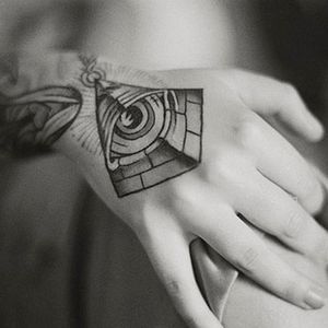 Optical illusion tattoo on the hand Photo from Pinterest by unknown artist #eye #thirdeye #allseeingeye #esoteric #blackandgrey #blackwork #opticalillusion #pyramid