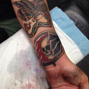 Tatuaje tradicional del segador del cráneo.  Tatuaje tradicional de Emmet Jace.  #tradicional #kranie #reaper #EmmetJace
