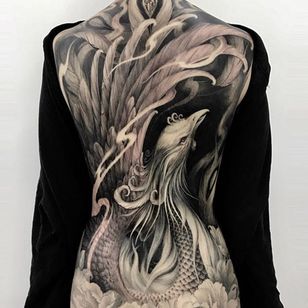 Una hermosa espalda con un fénix a través de Heng Yue (IG - newassasin_tattoo).  #gris negro #HengYue #japonés # estilo grande #phoenix #realismo