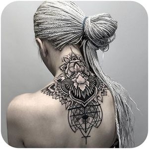 Beauty @otheser_stc #tattoodo #nape #geometric #mandala #lotus #flower #blackwork #blackandgrey #otherser_stc
