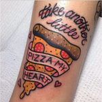 Pizza não vai pro estômago, vai pro coração <3 #KellyMcGrath #PizzaTattoo #pizzalovers #pizza #pizzaday #diadapizza #coração #heart