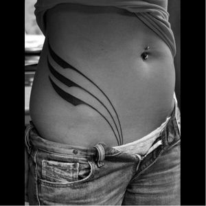 Blackwork minimalistic tattoo by Samuel Christensen #samuelchristensen #blackwork #geometric #southpacific #maori #polynesian #samoan #tribal #dotwork #minimalistic