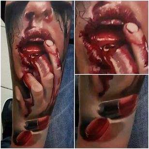 Tatuaje de labios y dedos ensangrentados por Alexander Yanitskiy #alexanderyanitskiy #retrato #realismo #realista #sangre #israel #labios #dedos