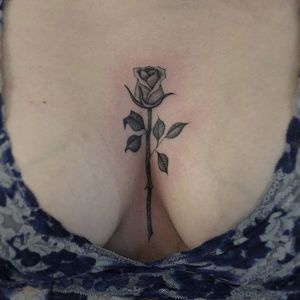 A lovely long-stemmed rose via Ruby May Quilter (IG—rubymayqtattoo). #blackandgrey #finelined #rose #RubyMayQuilter