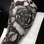 An excellent dark rose tattoo via Kelly Violet (IG—kellyviolence). #blacktattoo #blackwork #flowers #kellyviolet
