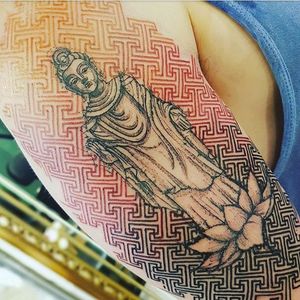 Buda te abençoa #DaniCunha #TatuadorasDoBrasil #brazilianartist #brasil #brazil #buda #budismo #lotus #flordelotus #lotusflower #padronagem #degrade #geometric #geometrica