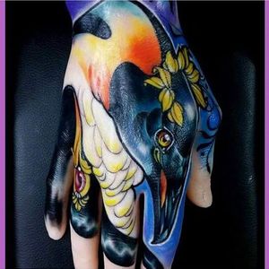 Creative penguin hand tattoo by Giada Knox. #neotraditional #styledrealism #penguin #bird #handtattoo #GiadaKnox