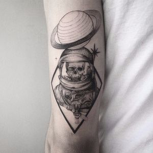 Trabalho por Farfalla Ink! #FarfallaInk #tatuadorasbrasileiras #Brasil #SãoPaulo #TattooBr #blackwork #fineline #dotwork #skull #caveira #astronauta #astronaut #planet #planeta #universe #universo