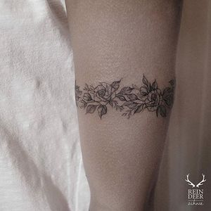 Floral bracelet tattoo by Zihwa. #Zihwa #ReindeerInk #SouthKorean #flower #floral #bracelet #band #lovely #subtle #fineline
