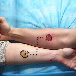 Pac-Man tattoo por Carlos Povar! #CarlosPovar #gamer #videogame #jogador #jogo #geek #nerd #mêsnerd #pacman #mspacman #pacmanghost #couple #casal #coupletattoo #tattoodecasal #orgulhonerd #nerdpride