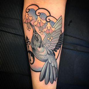 Tatuaje de colibrí de Vale Lovette #ValeLovette #Artnouveau #color #neotraditional #bird #hummingbird #flowers #design #fleurdelis #artdeco #feather #wings #floral #ornamental