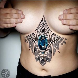 A lovely little sternum piece with a brilliant blue gemstone by Coen Mitchell (IG—coenmitchell). #blackwork #dotwork #CoenMitchell #geometric #jewels #mosaicflows #ornamental