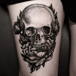 Un cráneo de Ilja Hummel (IG—iljahummel) cubierto de flora.  #negro #ilustrando #IljaHummel #peonía #rosas #c cráneo