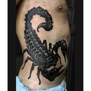 Tatuaje de escorpión por Rakov Serj