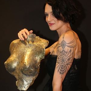 Actress Asia Argento with one of the pieces of art made for the exhibition #TattooForever #MarcoManzo #AsiaArgento #museum #art #tattoo