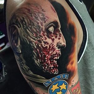 Zumbi por Josh Bodwell! #JoshBodwell #ResidentEvil #residenteviltattoo #biohazard #capcom #gamer #game #jogos #nerd #geek #movie #filme #survivor #horror #terror #zombie #zumbi