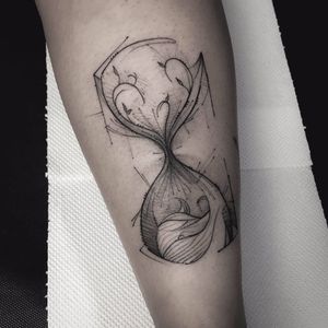 Tempo.. tempo... #DenerSilva #tatuadoresdobrasil #brasil #brazil #brazilianartist #sketch #sketchstyle #blackwork #ampulheta #hourglass #tempo #time #estilorascunho