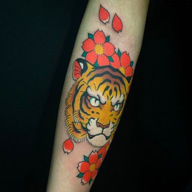 Sakuras y cabeza de tigre, obra simple pero pura de Horitou.  #ThomasPineiro #Horitou #blackgardentattoo #japanese #tiger #tora #sakura