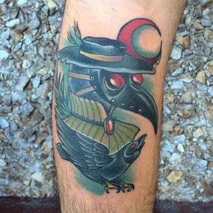 Tatuaje neo tradicional del doctor de la peste por Bobby Bosak #PlagueDoctor #PlagueDoctorTattoos #NeoTraditional #NeoTraditionalPlagueDoctor #BobbyBosak
