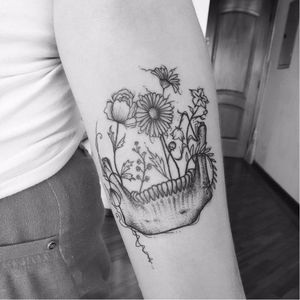 Por Jessica Rodrigues! #JessicaRodrigues #finelinetattoo #fineline #dotwork #dotworktattoo #pontilhismo #skull #flowers #tatuadorasdobrasil