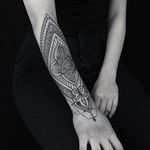 A lovely mandala adorned with a bit of jewel-like decor by Gena Puhnarevich (IG—gena_tattooer). #blackwork #GenaPuhnarevich #mandala #mehndi #sacredgeometry