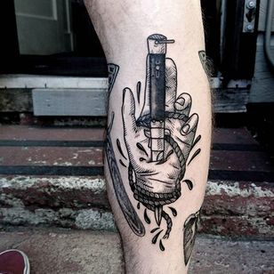 Tatuaje de mano de cuchillo por Nick Whybrow