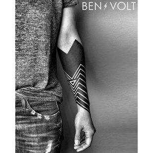 Una pieza muy angular de obra geométrica en negro de Ben Volt (IG - benvolt).  #BenVolt #blackwork #Fed # axilas #negativespace