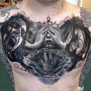 Tatuaje en el pecho por Maksims Zotovs #BlackandGrey #BlackandGreyRealism #RealismTattoos #BlackandGreyTattoos #MaksimsZotovs