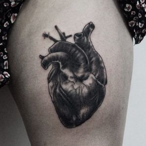 Coração anatômico. #CarolineWestt #TatuadorasDoBrasil #blackwork #coração #heart #coraçãoanatômico #anatomicalheart