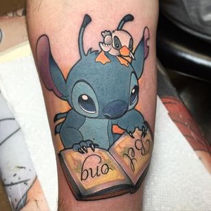 Tatuaje de puntada de Jackie Huertas.  #tradicional #JackieHuertas #Disney #Stitch #alien #LiloAndStitch