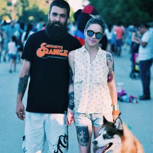 Raúl and Patricia with their cute husky, Instagram @rul4ss and @ruby_blu3 #TattooStreetStyle #StreetStyle #madridstreetstyle #donat #dogportrait #dog #traditional #realistic #neotraditional #husky