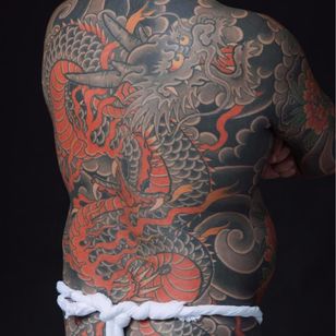 Protector de dragón de Bunshin Horitoshi #BunshinHoritoshi #Japanese #dragon #fire #clouds #color #deal #horn #chrysanthemum #black gray # today tattoo