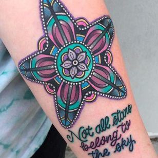 "No todas las estrellas pertenecen al cielo" Fantástico tatuaje vibrante y colorido de Katie Mcgowan.  #katiemcgowan #blackcobratattoo #coloredtattoo