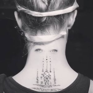 Cara's new neck tattoo that adorns her neck. #CaraDelevingne #NeckTattoo #EyeTattoo #ThaiTattoo