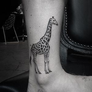 Giraffe. (via IG - lazerliz) #tinytattoo #smalltattoo #portrait #animal #blackandgrey #microanimal #lazerliz #giraffe