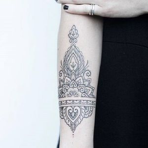 Mehndi inspired tattoo by Rachael Ainsworth #RachaelAinsworth #ornamental #mehndi