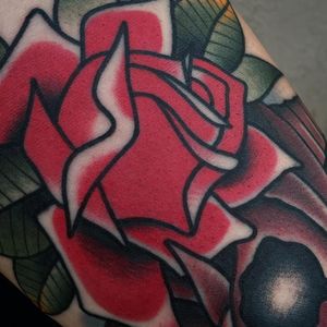 Rose tattoo by Dannii G #DanniiG #traditional #neotraditional #rose #oldschool (Photo: Instagram @dannii_ltp13)
