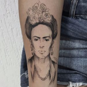 Frida Kahlo por Dani Bastos! #DaniBastos #tatuadorasbrasileiras #Brasília #tattoobr #fridakahllo #fridakahlotattoo #feminist #feminista