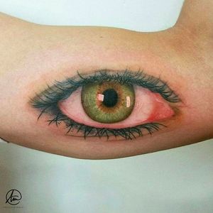 Eye on upper arm. Clean tattoo by Andrea Morales. #AndreaMorales #EduTattoo #Madrid #eye #iris
