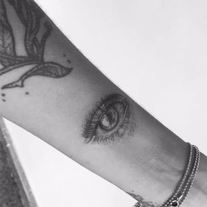 Tattoo feita pela Jessica Rodrigues nela mesma! #JessicaRodrigues #finelinetattoo #fineline #dotwork #dotworktattoo #pontilhismo #eye #eyetattoo #tatuadorasdobrasil