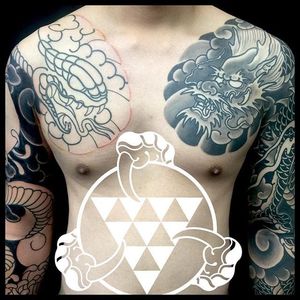 Adding a chest plate to a black and grey Japanese sleeve by Rhys Gordon #RhysGordon #Japanese #traditionaljapanese #sleeve #Japanesesleeve #chestplate #snake #dragon