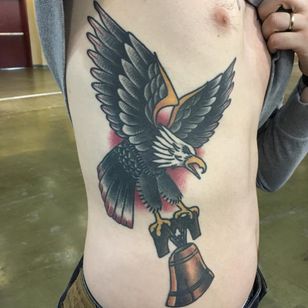 Un águila muy patriótica y una campana de la libertad de Mike Reed.  (A través de IG - mikereedtattoo) #MikeReed #traditional # Eagle