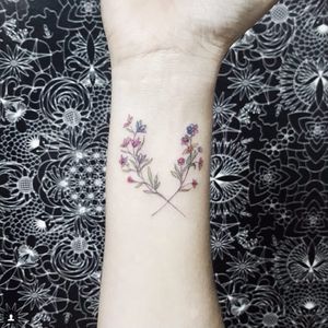 Flowery tattoo by Pablo Diaz Gordoa #PabloDiazGordoa #fineline #linework #floral #watercolor #flower